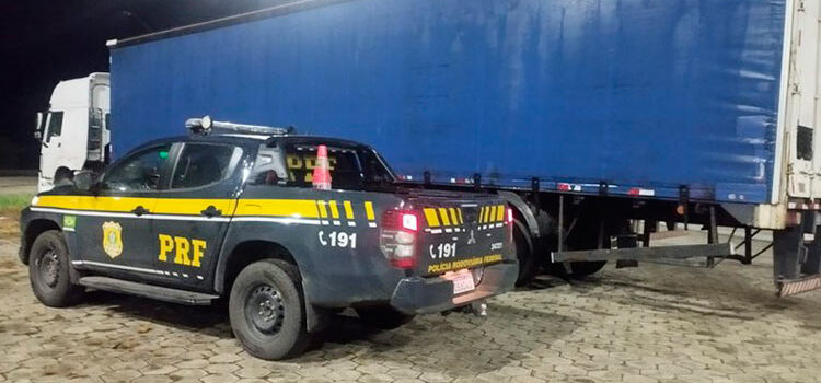 PRF apreende carreta com placas clonadas na BR-381 em Oliveira (MG)