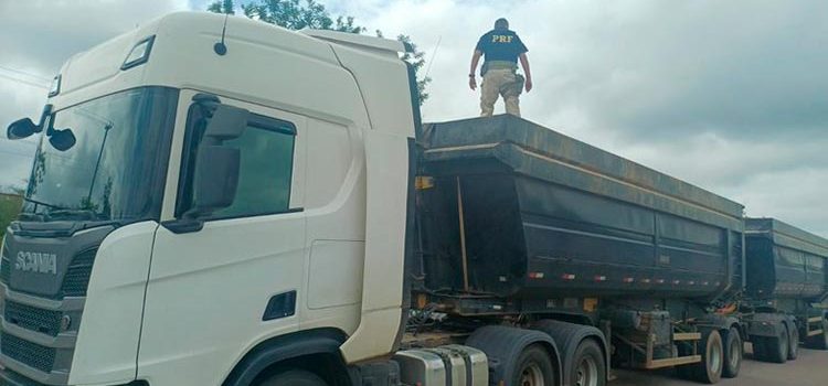 PRF flagra carreta com 28 toneladas de excesso de peso